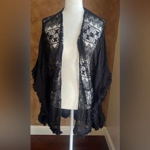 Curations Caravan black lace vest with sides trimmed Size Large